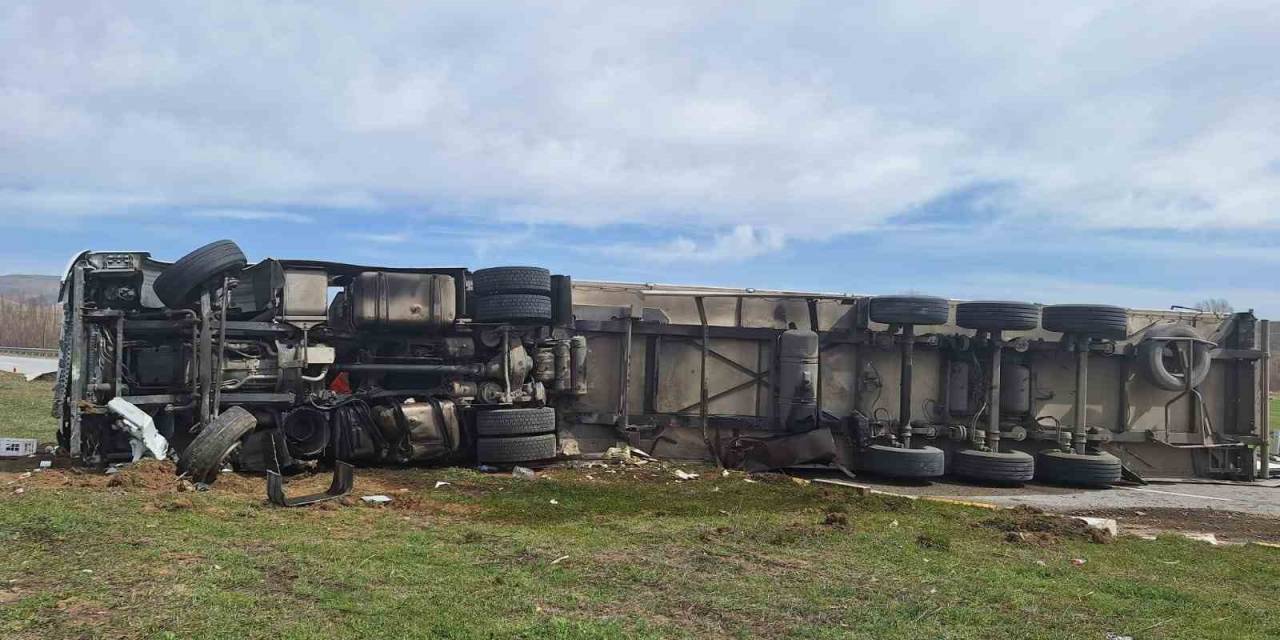 Erzincan - Erzurum Karayolunda Tır Devrildi: 2 Yaralı