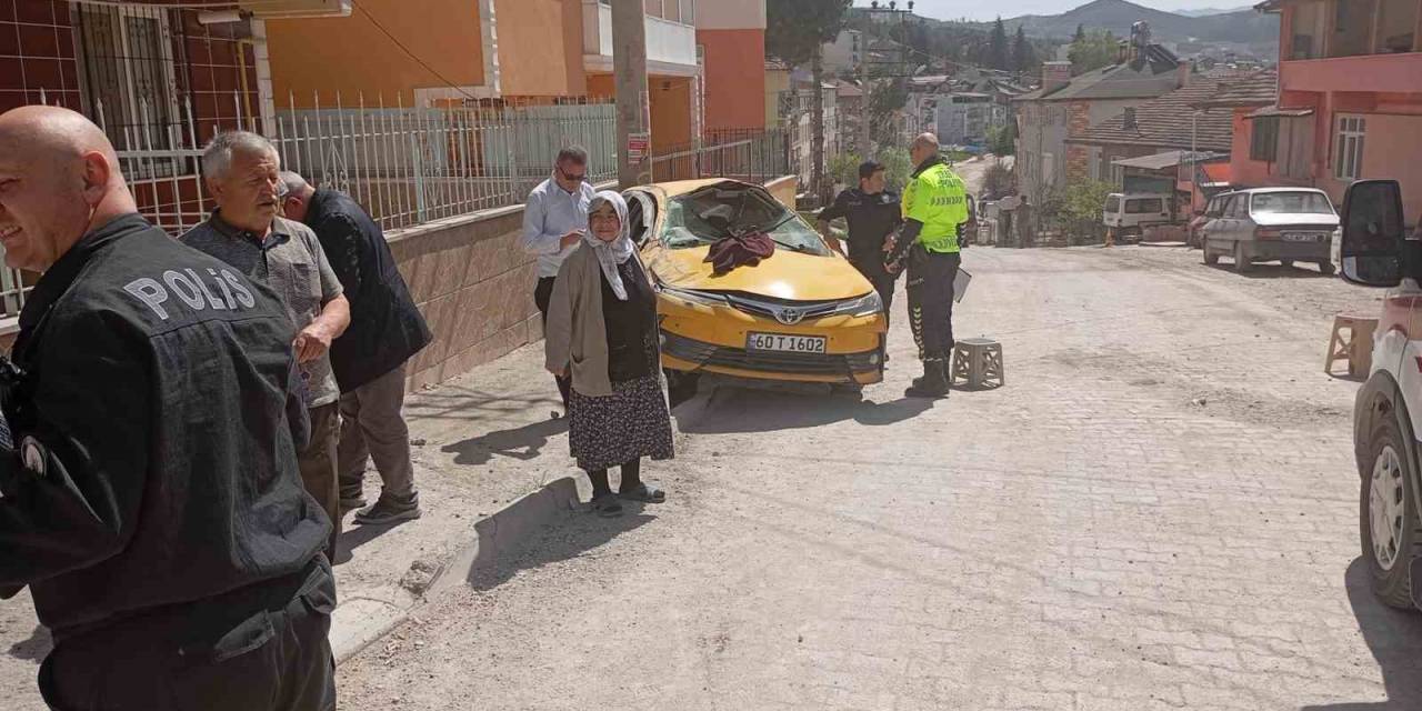 Tokat’ta Yokuş Aşağı İnen Taksi Takla Attı: Yolcu Yaralandı