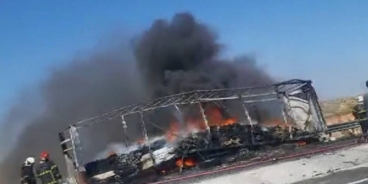 Seyir Halindeki Tırın Dorsesi Alev Alev Yandı