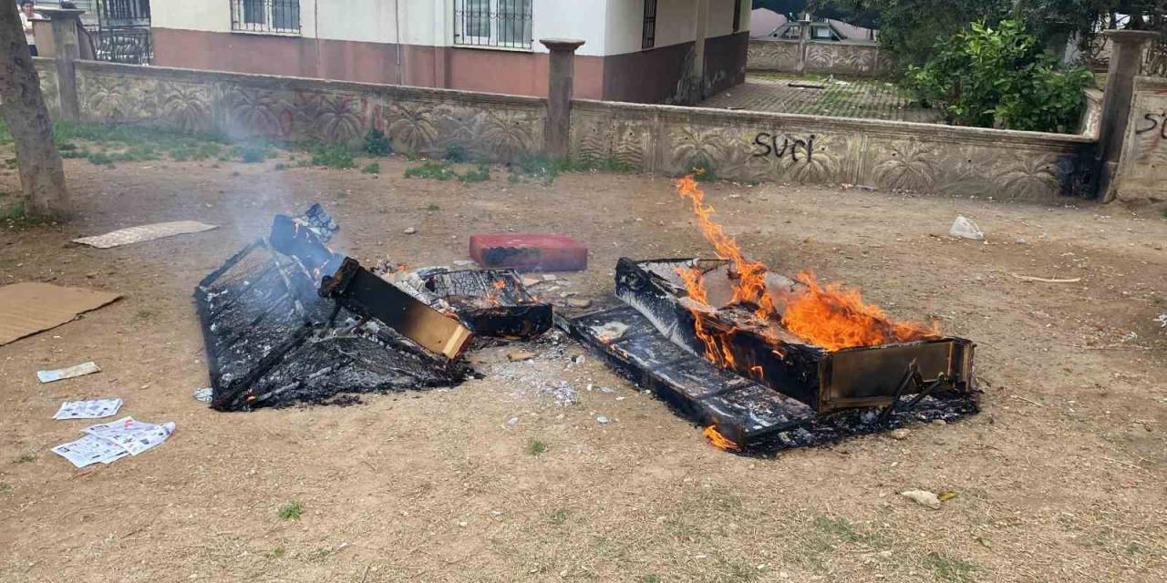 Park İçerisindeki Koltukları Ateşe Verdiler, Alev Alev Yandı