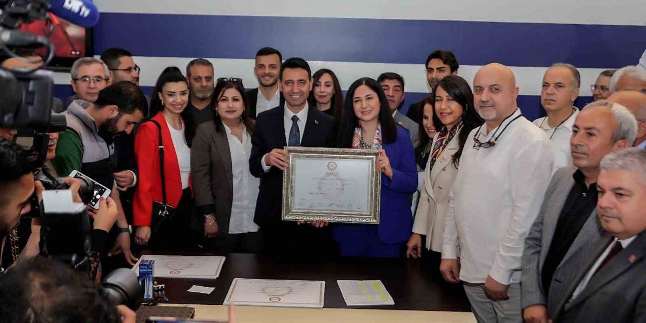 Bayraklı’da Başkan İrfan Önal Mazbatasını Aldı