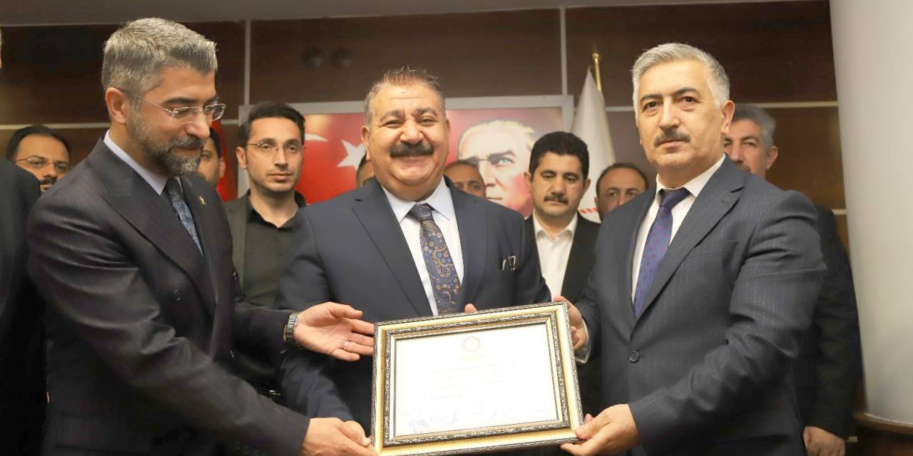 Başkan Sunar Mazbatasını Aldı