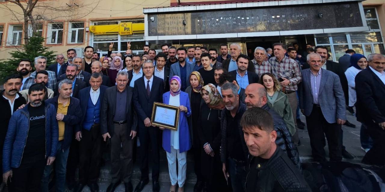 Muş’ta Belediye Başkanları Mazbatalarını Aldı