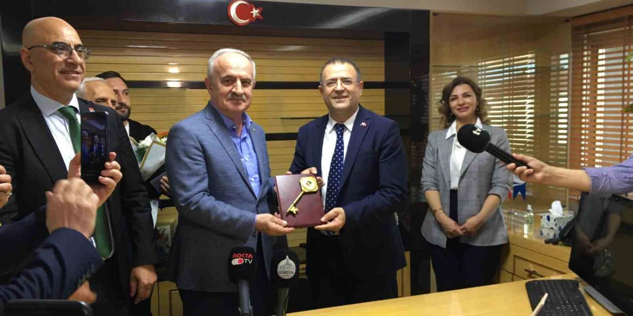 Derince Belediyesinde Devir Teslim Töreni