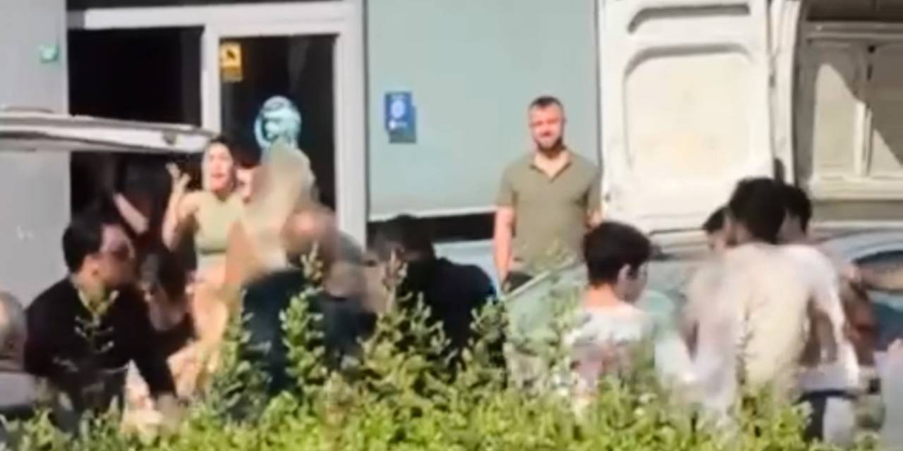 Kargocular İle Müşteriler Birbirlerine Girdi: Bir Kişi Bıçakla Yaralandı, Polis Güçlükle Ayırdı