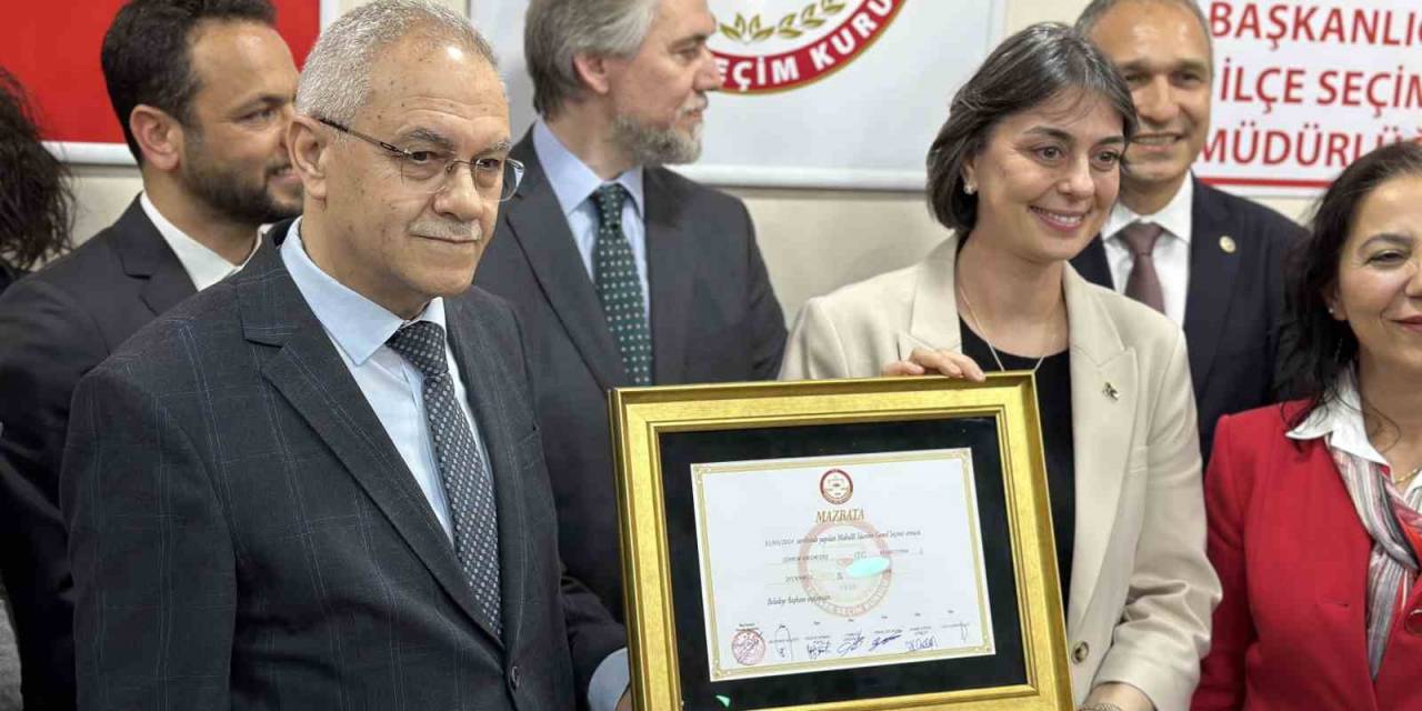 Üsküdar Belediye Başkanı Sinem Dedetaş Mazbatasını Aldı