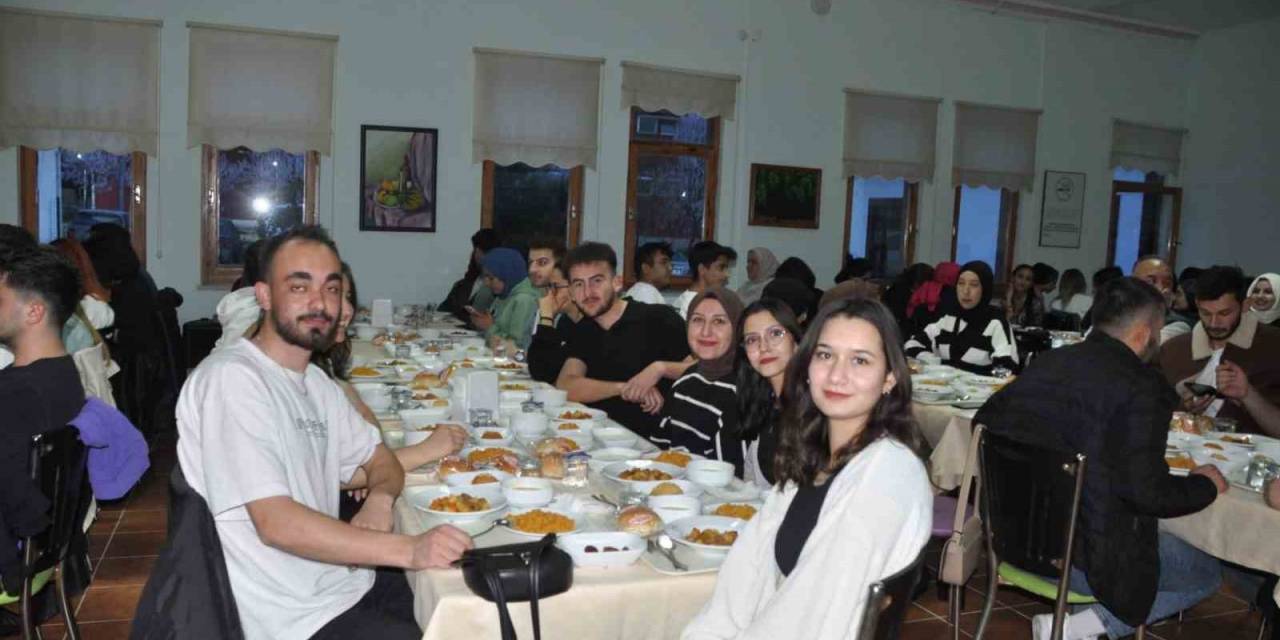 Onlarca Öğrenci İftarda Bir Araya Geldi