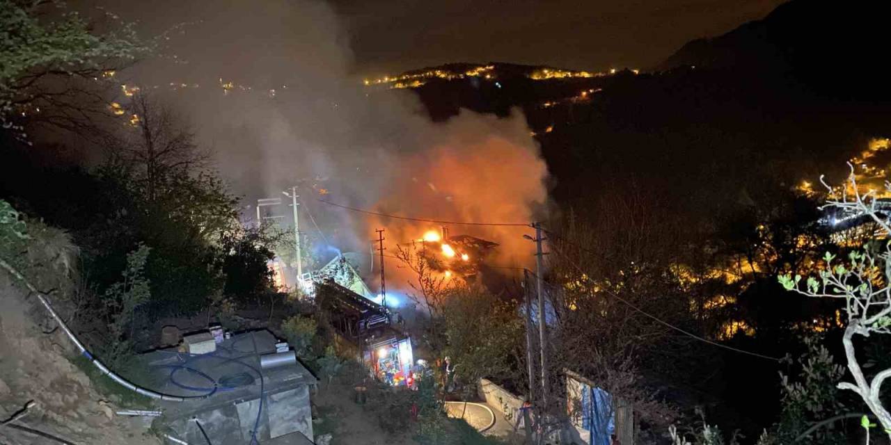 Üç Katlı Evde Çıkan Yangın Korkuttu, 3 Kişi Hastaneye Kaldırıldı