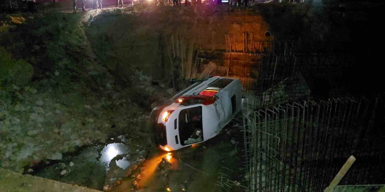 Minibüs Çukura Düştü: 2 Yaralı