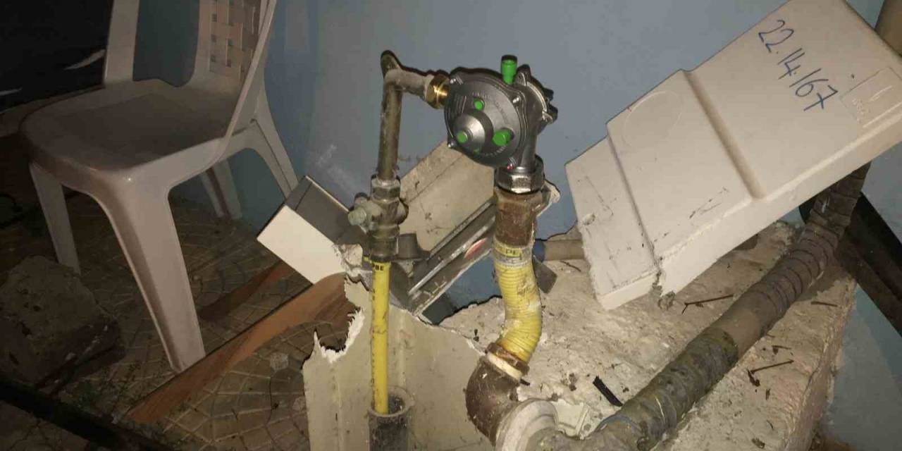 Gaz Pedalı Takılı Kalan Otomobil Doğal Gaz Kutusuna Çarptı