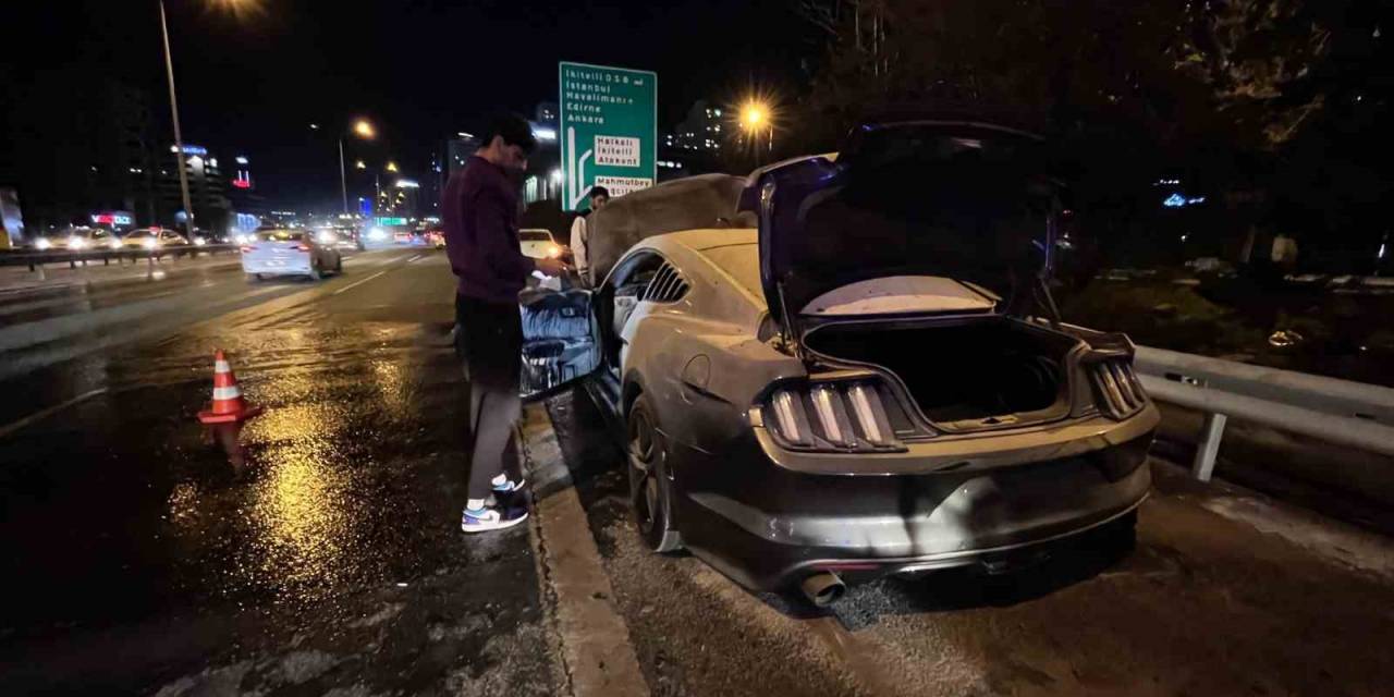 Bağcılar’da Lüks Otomobil Alev Alev Yandı