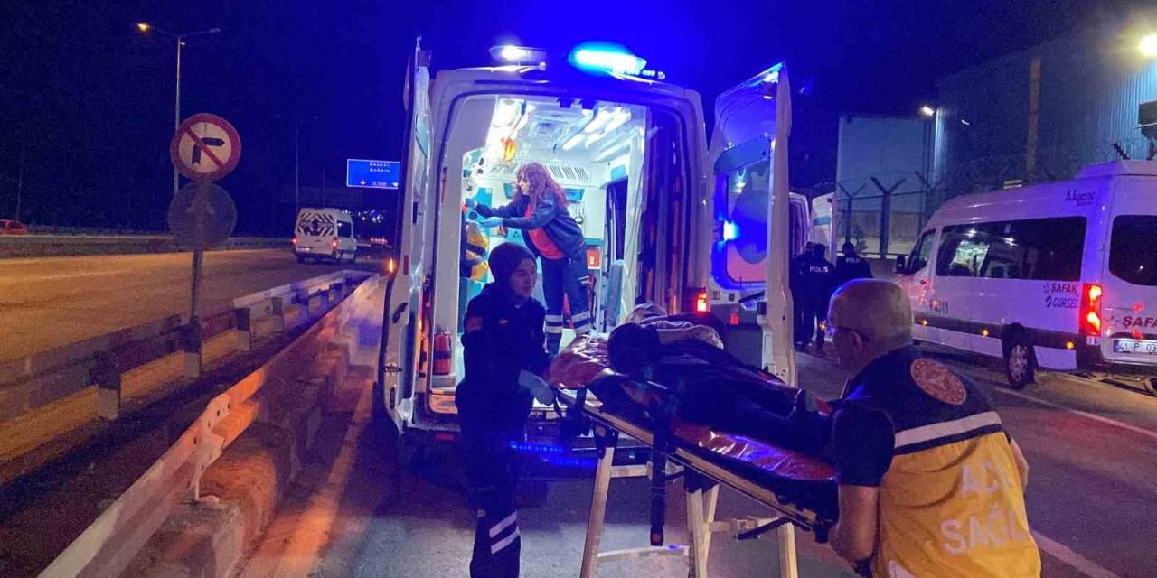 İşçi Servisi Yol Ayrımındaki Bariyere Çarptı: 5 Yaralı