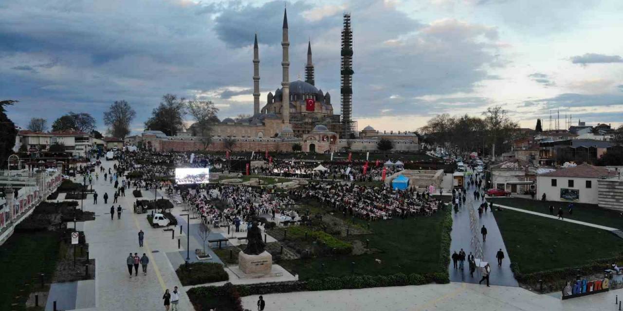 Selimiye Camii Gölgesinde 5 Bin Kişi İftar Yaptı