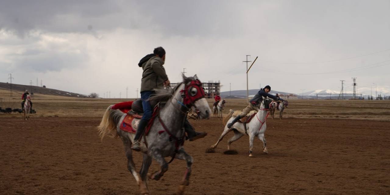 Oruç Tutan Sporcular Yağmur Çamur Demeden Cirit Oynadılar
