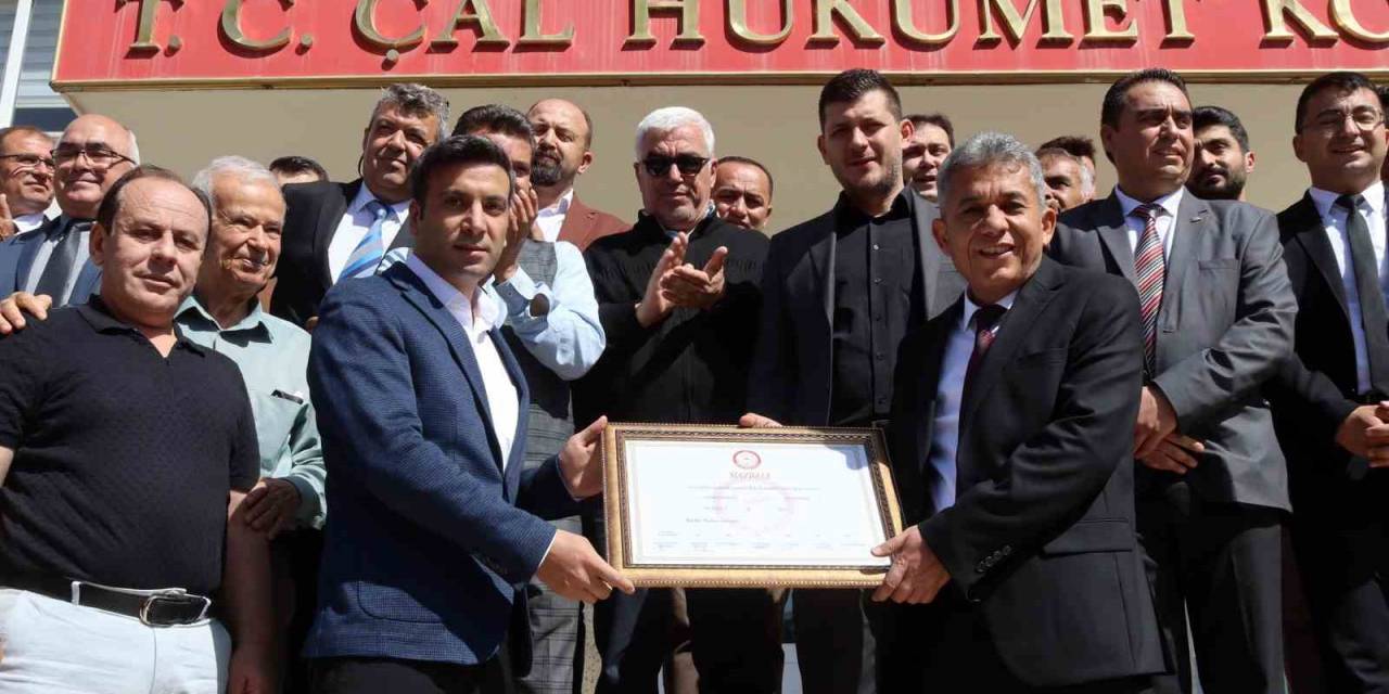 Çal Belediye Başkanı Ahmet Hakan Mazbatasını Alarak Görevine Başladı