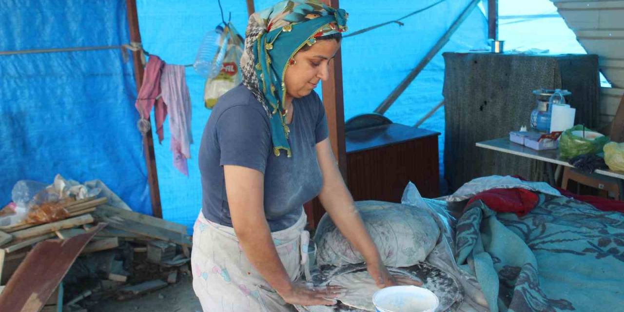 Depremzede Kadının Tandır Başında Zorlu Mesaisi