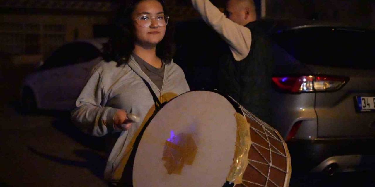 Küçükçekmece’de Ameliyat Olan Ramazan Davulcusunun Görevini 14 Yaşındaki Kızı Elif Üstlendi