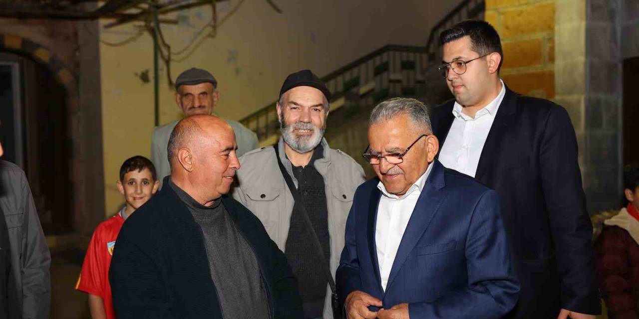 Büyükkılıç; Teravih Sonrası Vatandaşlarla Kucaklaştı