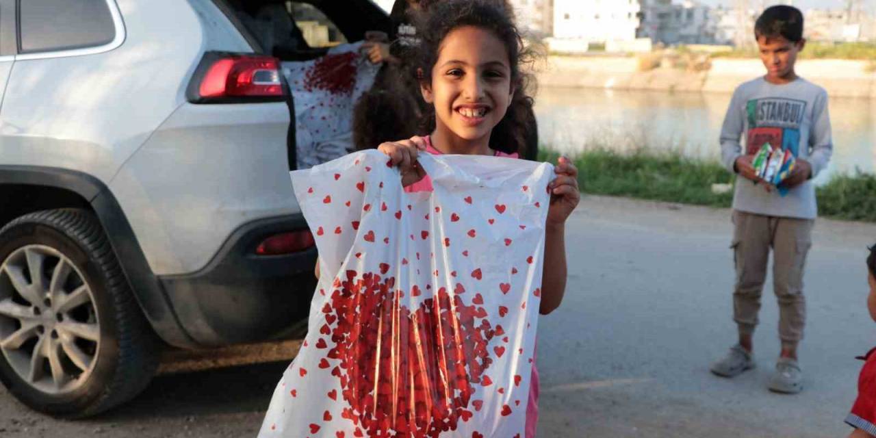 Dezavantajlı Binlerce Çocuğa Bayramlık Kıyafet Dağıtıldı