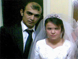 Gerdek Gecesi Damadı Sırtından Bıçakladı