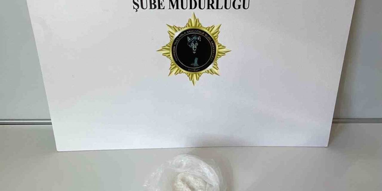 Kadın Uyuşturucu Kuryesi Yakalandı