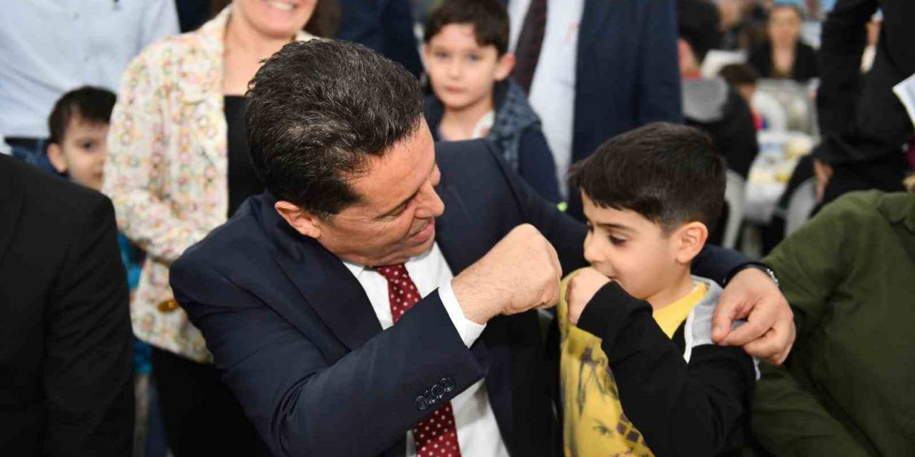 Esenyurt Belediye Başkanı Özer, İftar Programında Vatandaşlarla Bir Araya Geldi