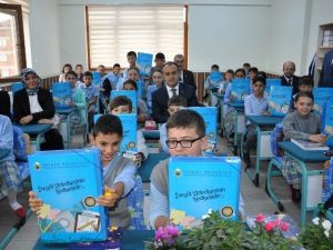 Belediyeden Öğrencilere Kırtasiye Yardımı
