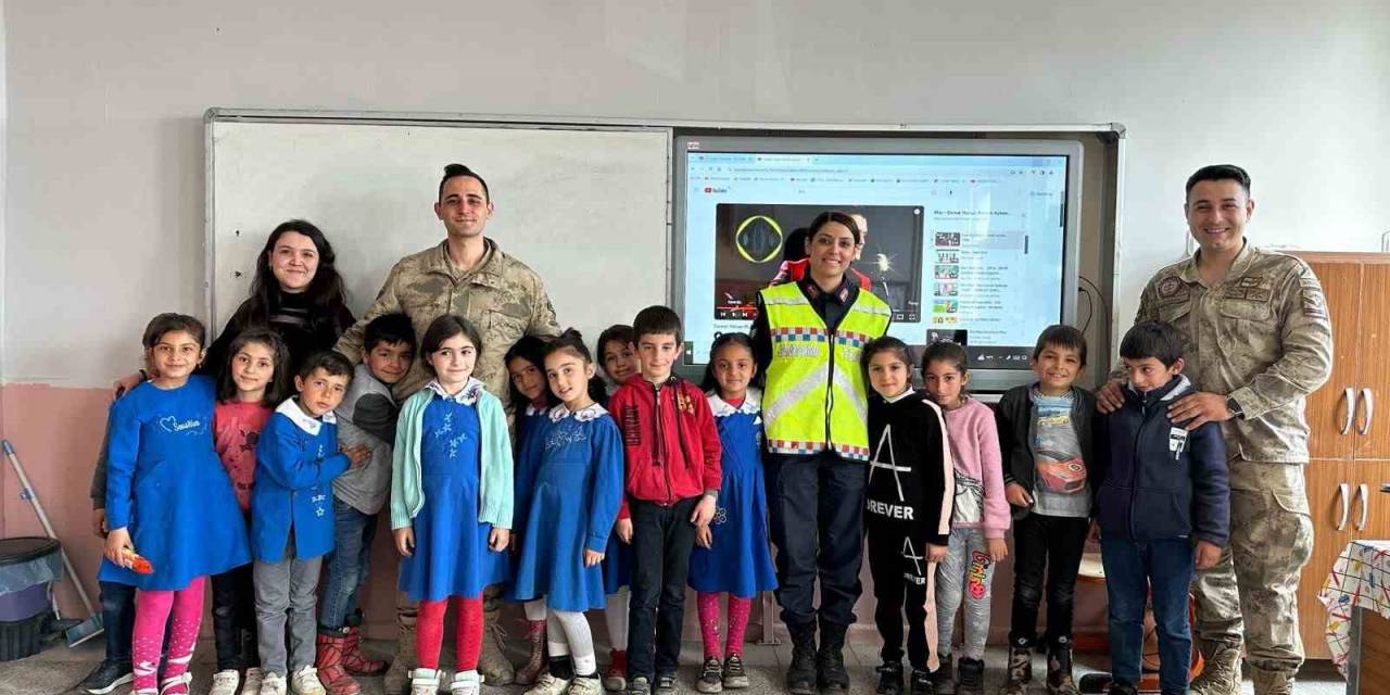 Ağrı’da Jandarma Ekipleri Miniklere Trafik Kurallarını Anlattı