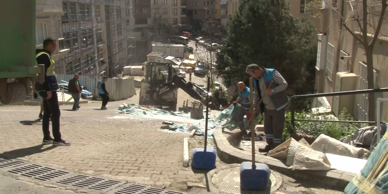 Beşiktaş’ta Cam Yüklü Kamyon Yola Böyle Devrildi: Tonlarca Cam Yola Saçıldı