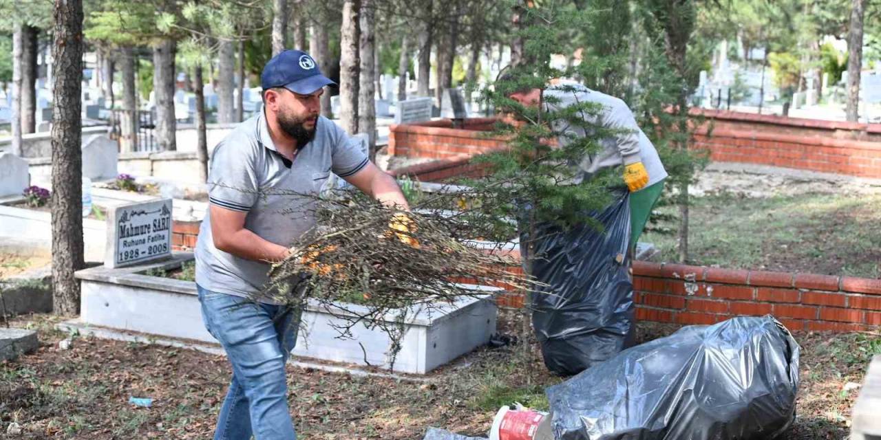 Arefe Günü İlçe Mezarlığına Ücretsiz Otobüs Seferleri