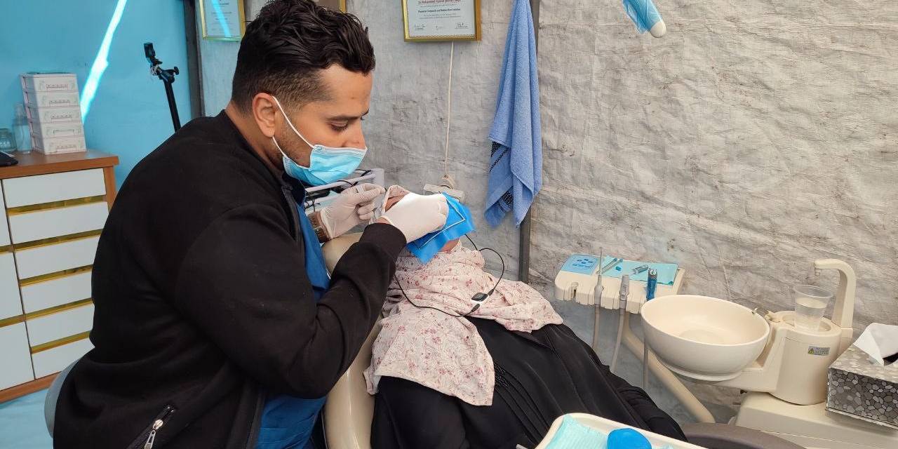 Filistinli Diş Hekimi Hastaları Çadırda Tedavi Ediyor