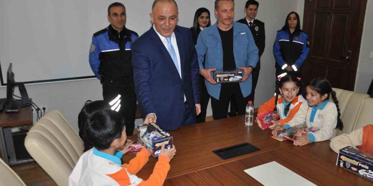 Kars’ta Minik Öğrencilerden Emniyet Müdürüne Ziyaret