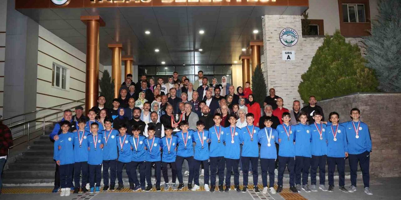 Başkan Yalçın’dan Şampiyonlara Çiçeklerle Karşılama