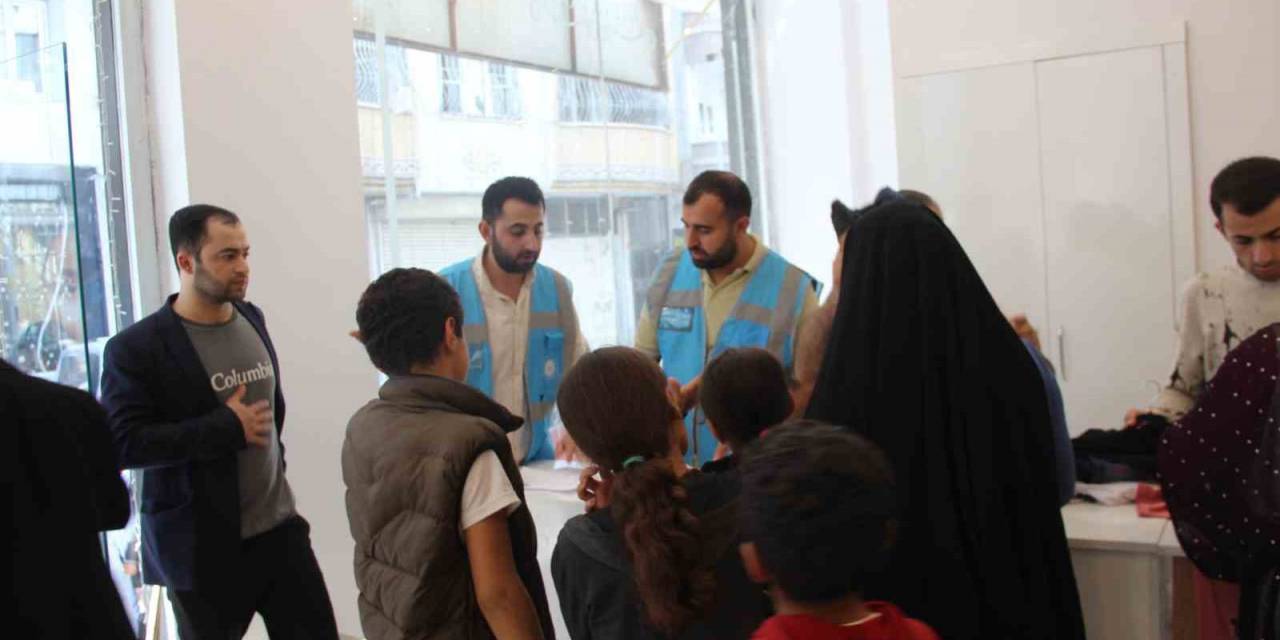 Cizre’de Bin Yetim Çocuğa Bayramlık Hediye Edildi