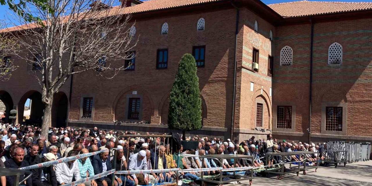 Ramazan’ın Son Cuma Namazında Eller Semaya Açıldı