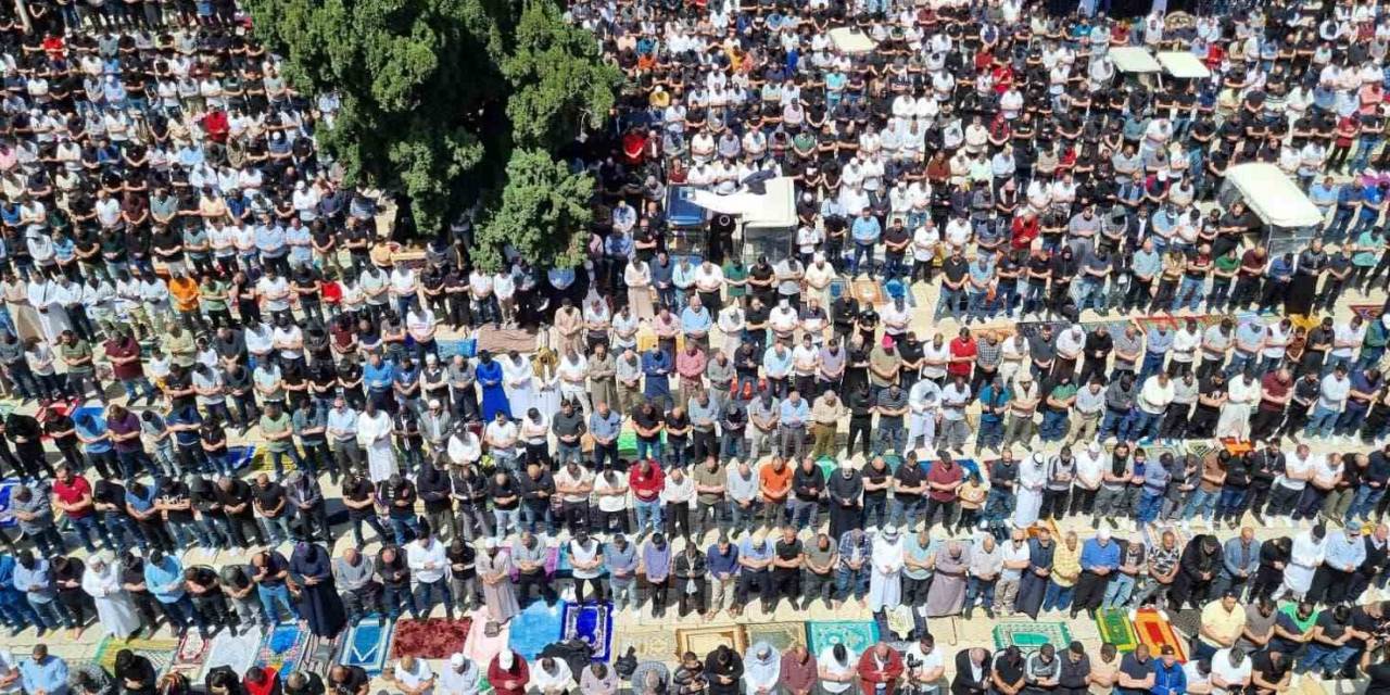 Ramazan Ayının Son Cumasında 120 Bin Müslüman Mescid-i Aksa’da Saf Tuttu