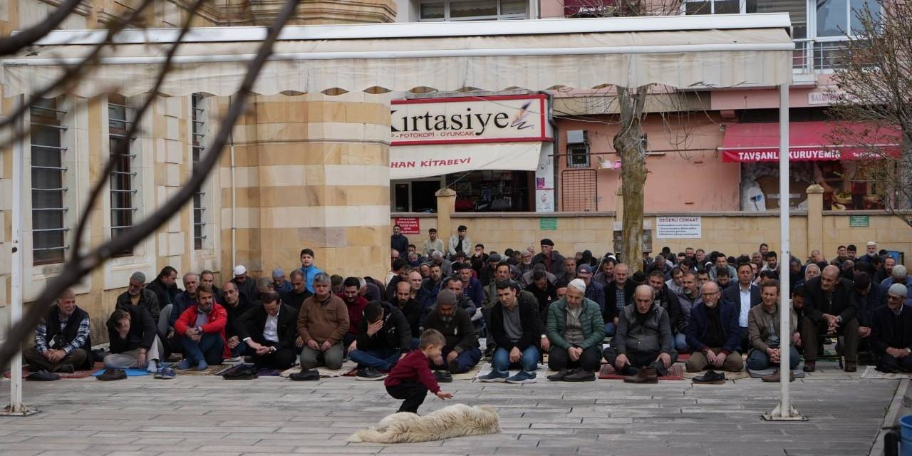 Ramazan Ayının Son Cuma Namazı Bayburt’ta Kalabalık Cemaatle Kılındı