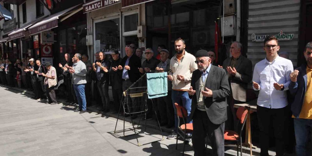 Onlarca Esnaf, Ramazan Ayının Son Cuma’sında Ellerini Semaya Açtı