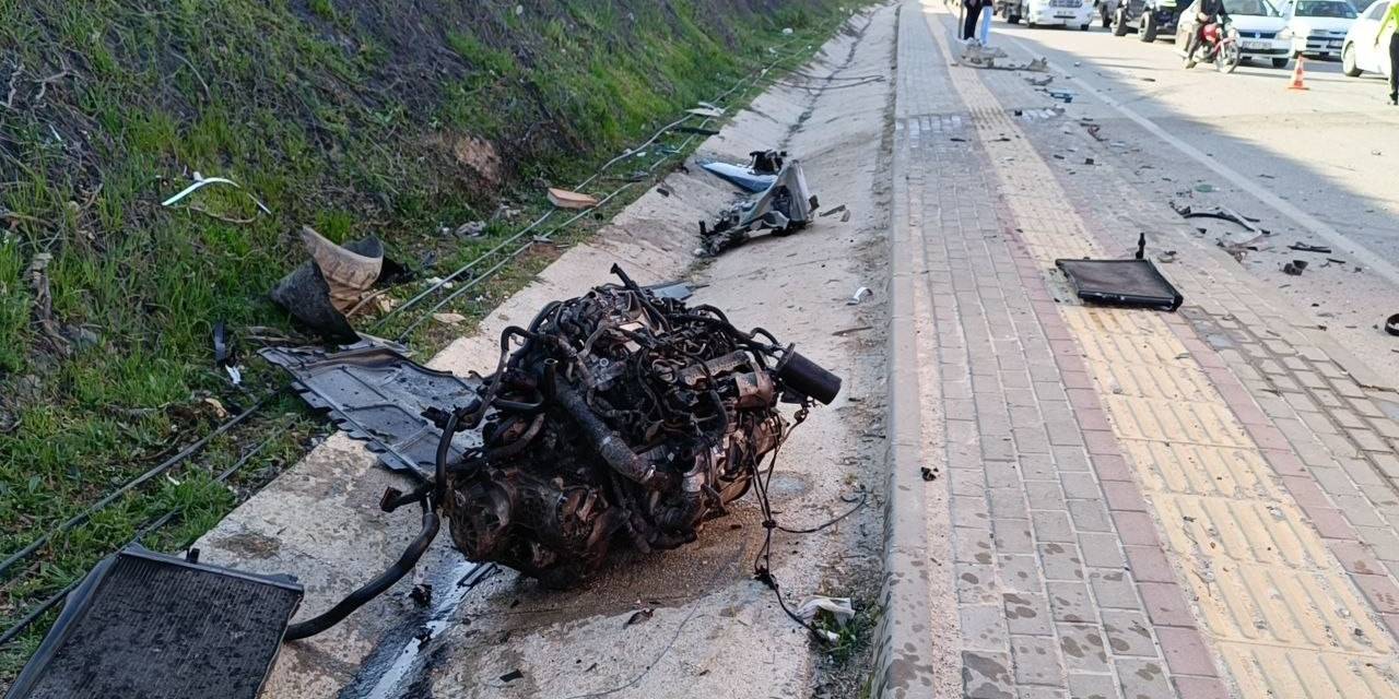 Kontrolden Çıkan Araç Karşı Şeritteki Otomobille Çarpıştı: 4 Yaralı