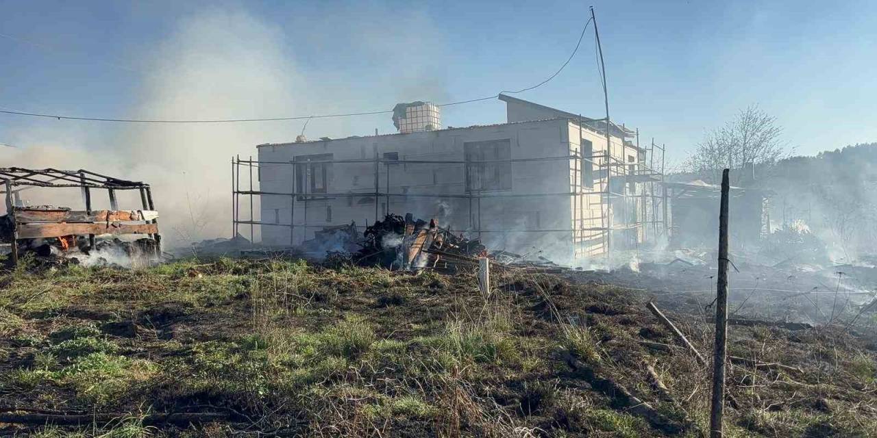 Bahçede Çıkan Yangın İtfaiyenin Hızlı Müdahalesiyle Eve Sıçramadan Söndürüldü