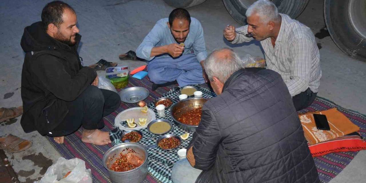 Tır Şoförleri Habur Sınır Kapısında Sıra Beklerken İftar Açıyor