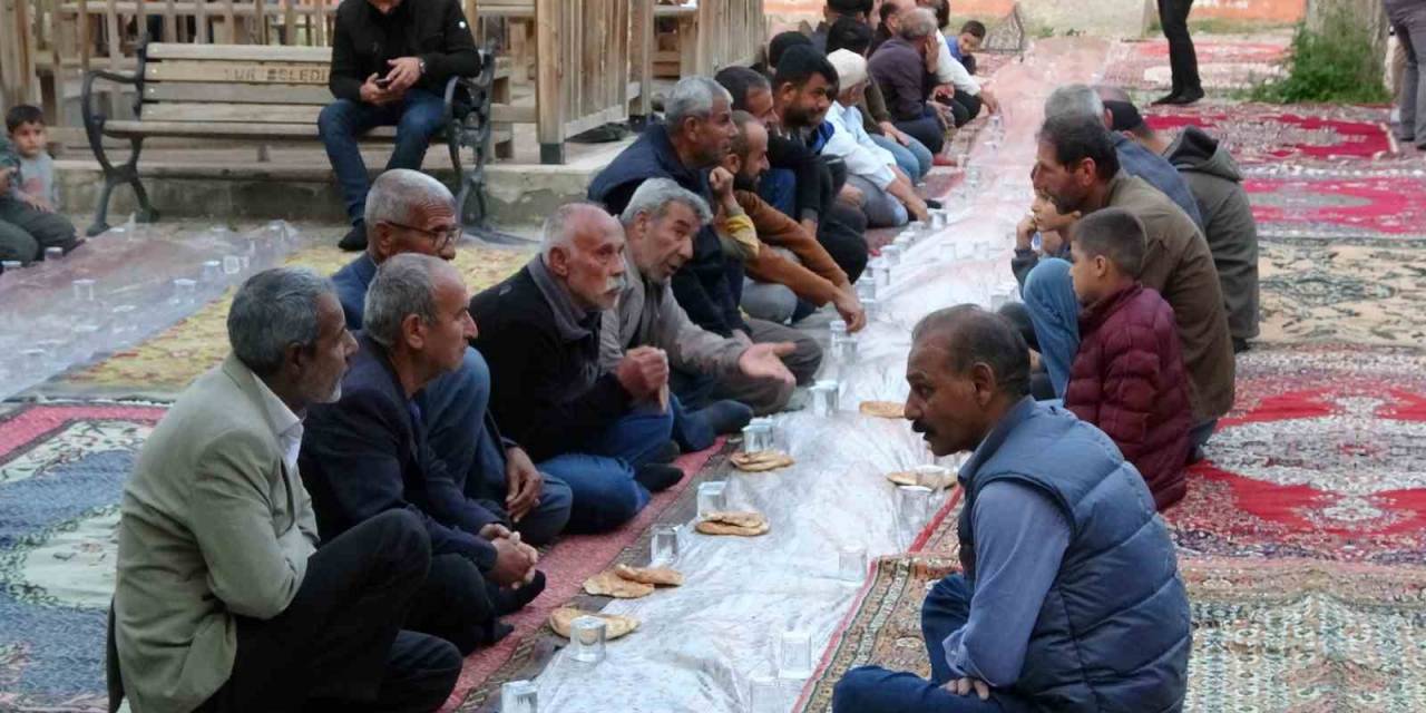 Diyarbakır’da Yüzlerce Medrese Talebesi İftarda Buluştu
