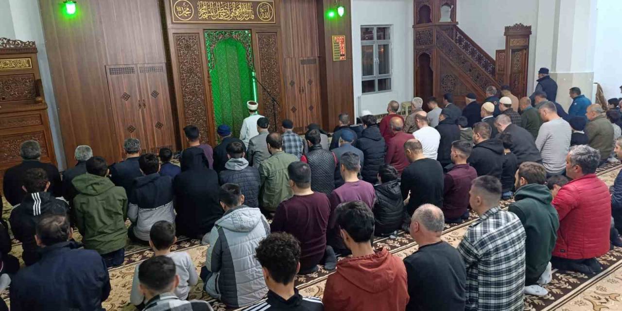 Vanlılar Kadir Gecesi’nde Camilere Akın Etti