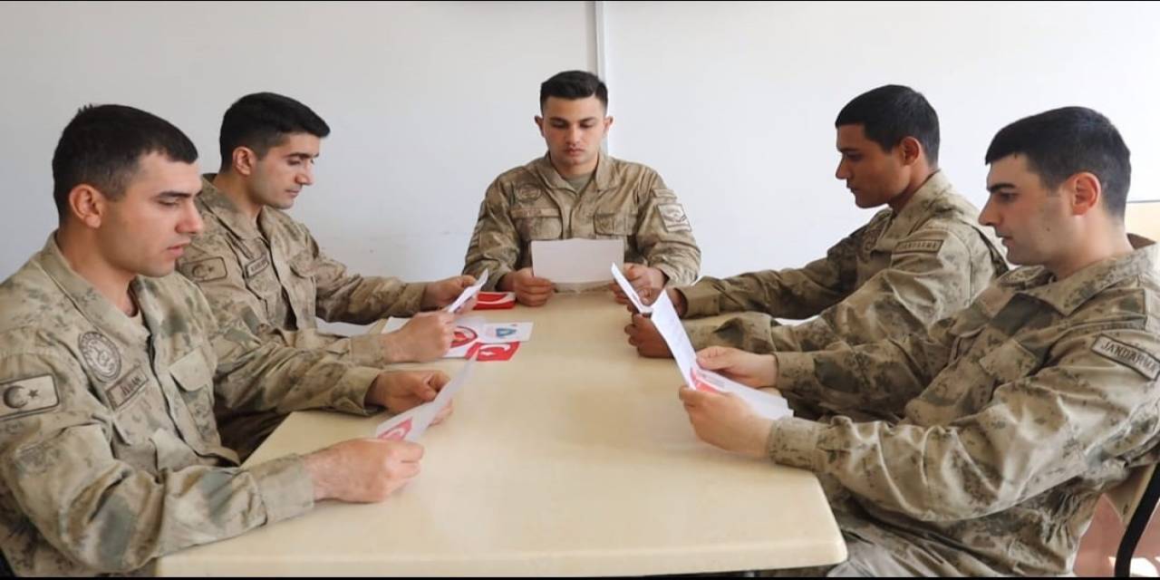 Minik Öğrencilerden Jandarmaya Mektup Ve Ay Yıldızlı Bayrak