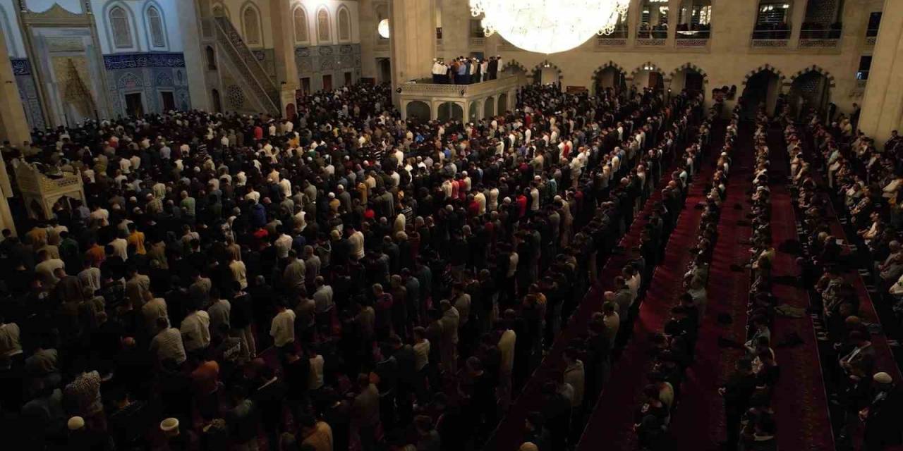 Başkentin Camileri Kadir Gecesi’nde Doldu Taştı