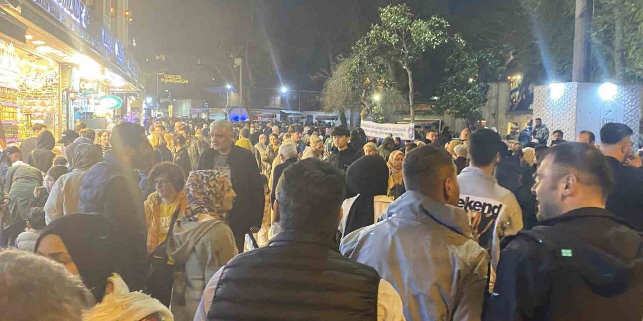 Kadir Gecesi’nde Vatandaşlar Eyüpsultan’a Akın Etti