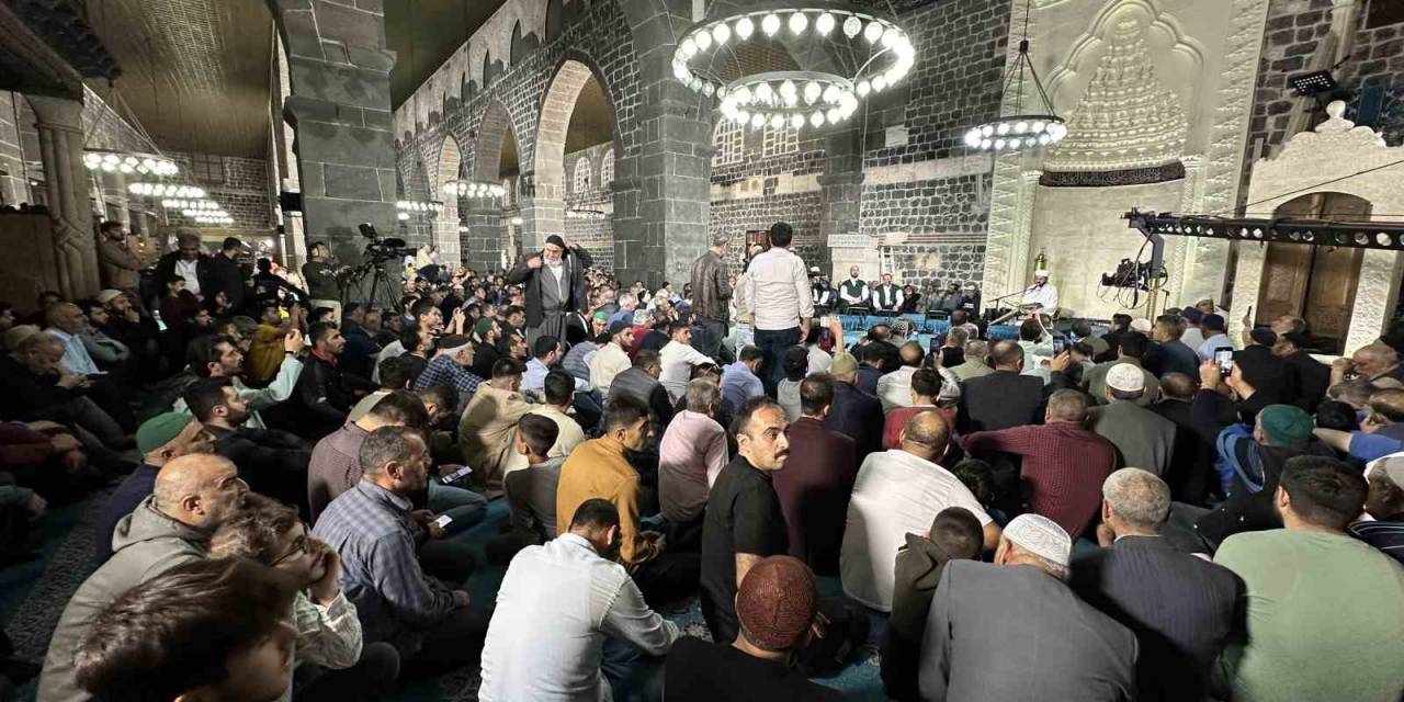 Diyarbakır’da Kadir Gecesi’nde Cami Cemaatine Kur’an-ı Kerim Dağıtıldı