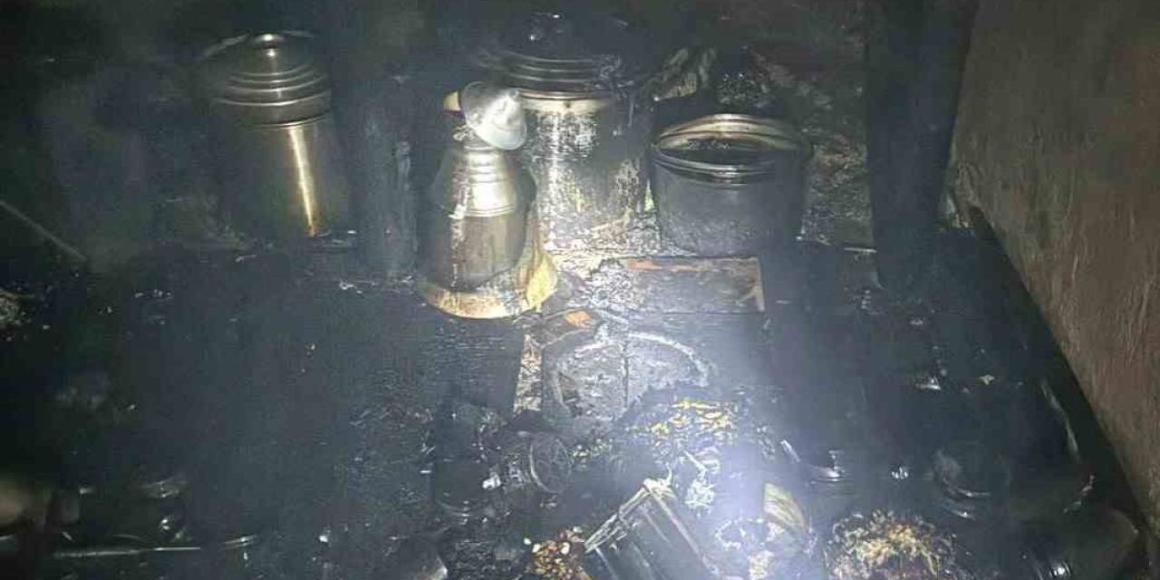 Gümüşhane’de Odunluk Ve Çatı Yangını Korkuttu