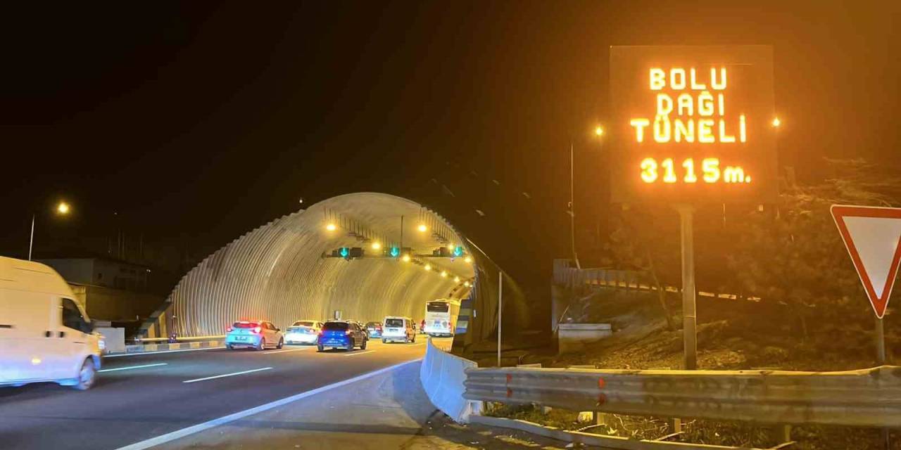 Otoyolda Gece Saatlerinde Tatilcilerin Yoğunluğu Arttı