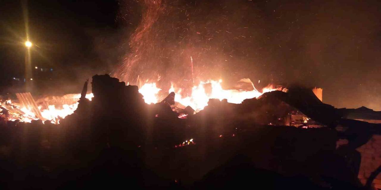 Çorum’da Yangın: 55 Koyun Telef Olurken 1 Ev Ve Ahır Yandı